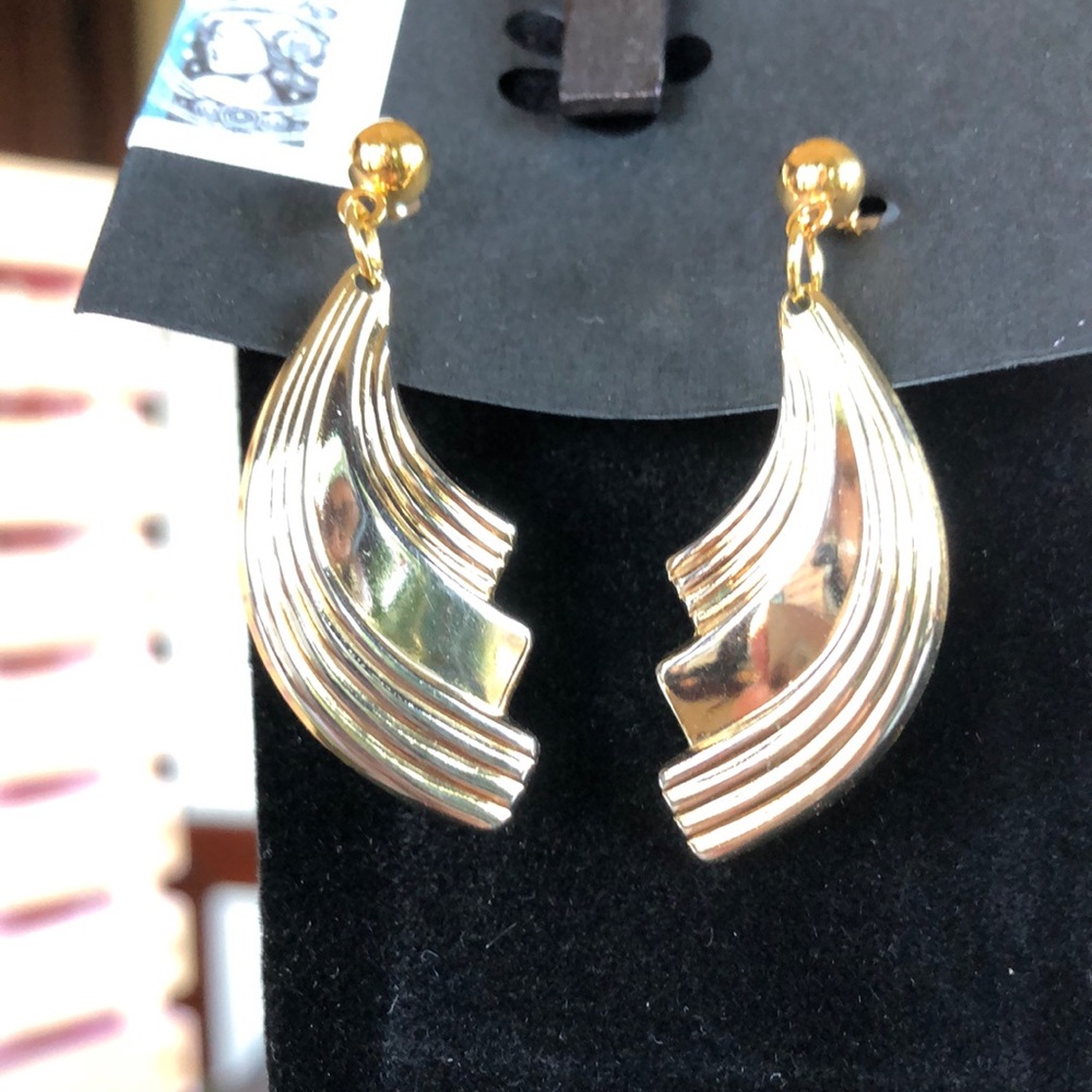 Retro Gold Tone Wing Swish Earrings